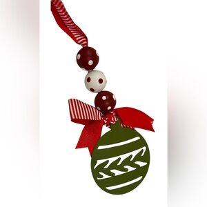 Young’s Big Beads with ribbon and round metal ornaments ent.